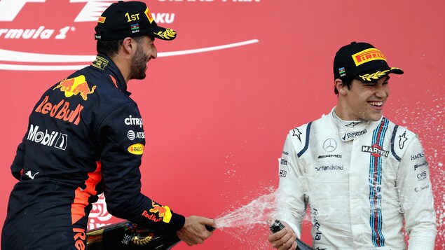 Lance Stroll sur le podium à Bakou avec Daniel Ricciardo (gauche) le vainqueur du Grand Prix d'Europe Lance Stroll sur le podium à Bakou avec Daniel Ricciardo (gauche) le vainqueur du Grand Prix d'Europe