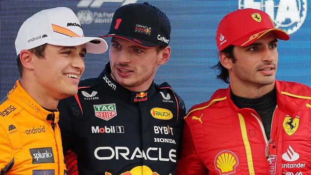Trois pilotes F1 posent pour la photo.