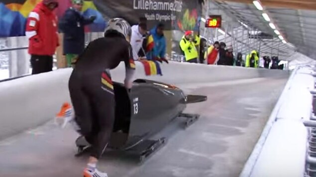 L'Allemande Laura Nolte, championne des Jeux de la jeunesse en 2016, pousse son monobob. L'Allemande Laura Nolte, championne des Jeux de la jeunesse en 2016, pousse son monobob.