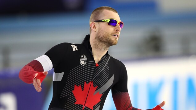 Un patineur de vitesse