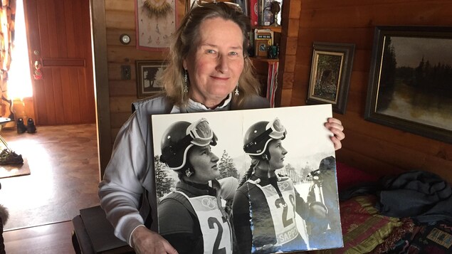 Laurie Kreiner avec une photo avec sa soeur Kathy. Laurie Kreiner avec une photo avec sa soeur Kathy.