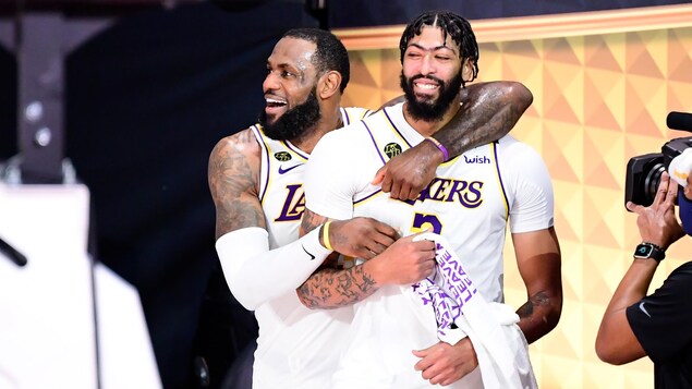 Deux joueurs de basketball