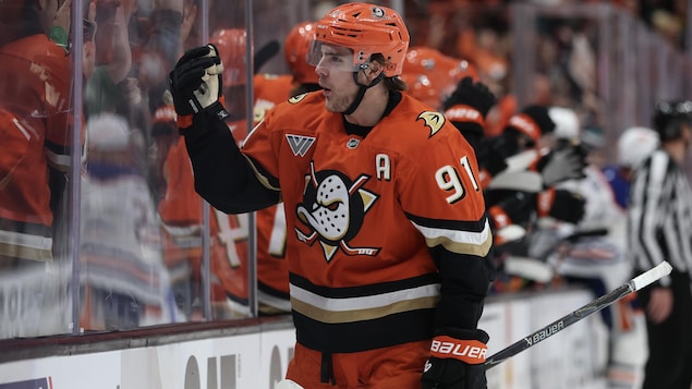Leo Carlsson reste finalement avec les Ducks