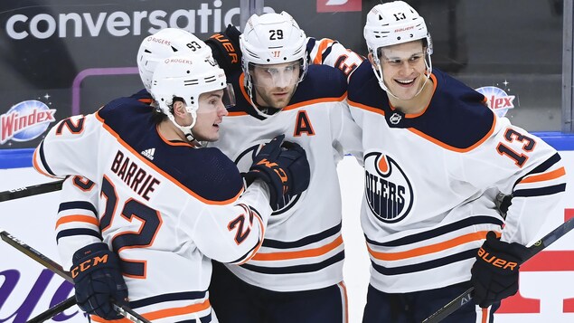 Ils s'enlacent sur la glace.