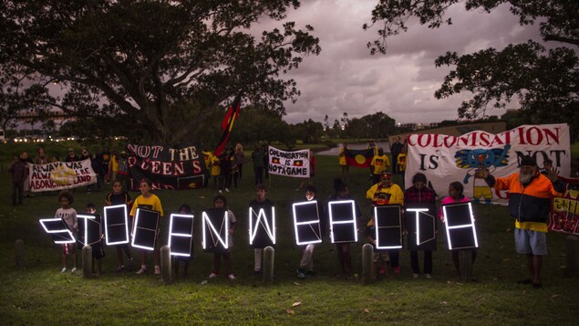 Les manifestants indigènes avec le slogan Stolenwealth (Jeux de la richesse volée) Les manifestants indigènes avec le slogan Stolenwealth (Jeux de la richesse volée)