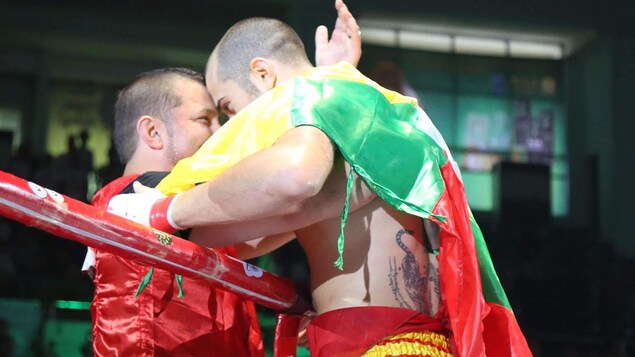 Le combattant Dave Leduc fait l'accolade à son mentor, Patrick Marcil, après sa victoire contre Diesellek Sanong Le combattant Dave Leduc fait l'accolade à son mentor, Patrick Marcil, après sa victoire contre Diesellek Sanong