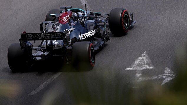 Lewis Hamilton roule sur le circuit de Monaco.