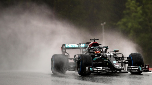 Lewis Hamilton roule sous la pluie à Spielberg en Autriche.