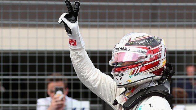 Lewis Hamilton fait le signe de la victoire après avoir obtenu la pole position en France. Lewis Hamilton fait le signe de la victoire après avoir obtenu la pole position en France.