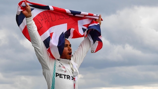 Lewis Hamilton avec le drapeau britannique après sa victoire au Grand Prix de Grande-Bretagne