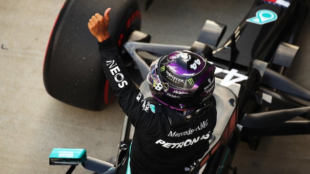 Lewis Hamilton salue la foule après avoir obtenu la pole position à Sotchi.
