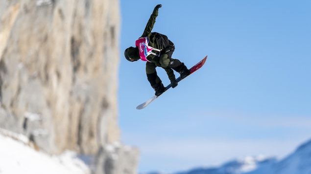 Un saut en planche à neige