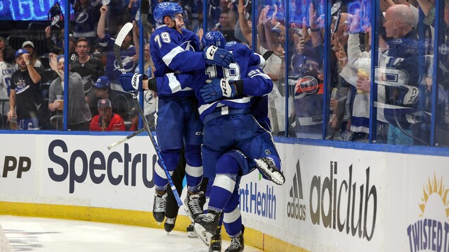 Des joueurs du Lightning de Tampa Bay se sautent dans les bras après avoir marqué un but.