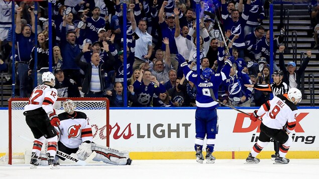 Tyler Johnson déjoue le gardien Keith Kinkaid. Tyler Johnson déjoue le gardien Keith Kinkaid.