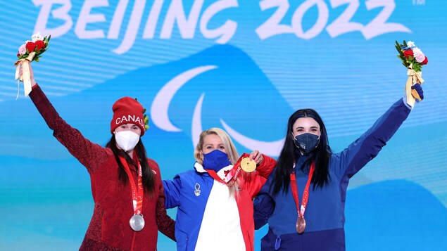Lisa Dejong, Cécile Hernandez et Brenna Huckaby avec leurs médailles sur le podium