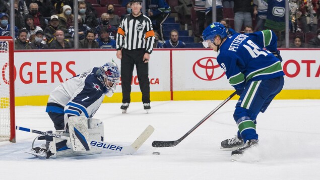 Les Canucks viennent à bout des Jets en tirs de barrage