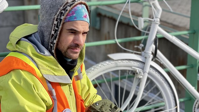 Il se recueille devant un vélo blanc, commémorant la mort d'un cycliste, à Ottawa