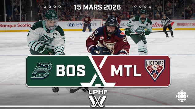 Deux joueuses de hockey luttent pour la rondelle.