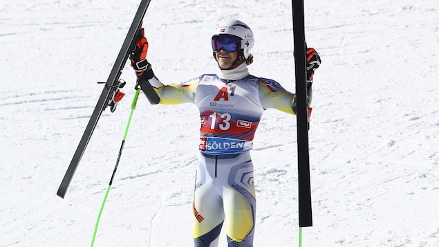 Il célèbre sa victoire en levant ses skis