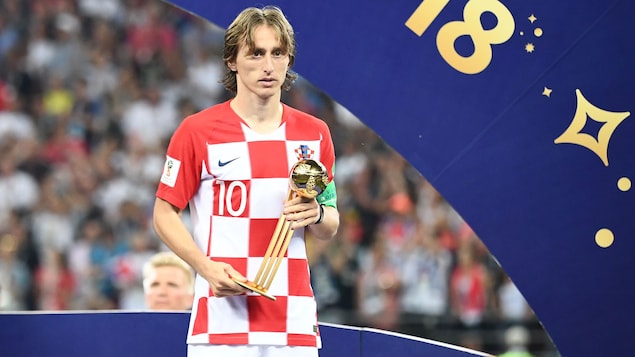 Luka Modric tient le trophée du meilleur joueur du Mondial 2018. Luka Modric tient le trophée du meilleur joueur du Mondial 2018.