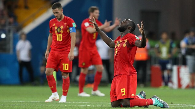 Romelu Lukaku célèbre après la victoire de la Belgique contre le Japon en huitièmes de finale, à la Coupe du monde de soccer.