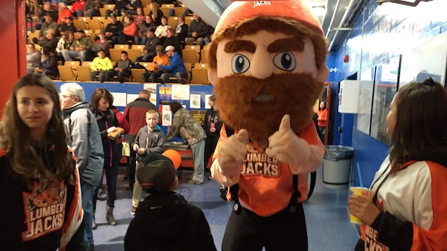 La mascotte des Lumberjacks de Hearst, Jack Pine. La mascotte des Lumberjacks de Hearst, Jack Pine.