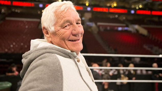 Il sourit dans le ring.