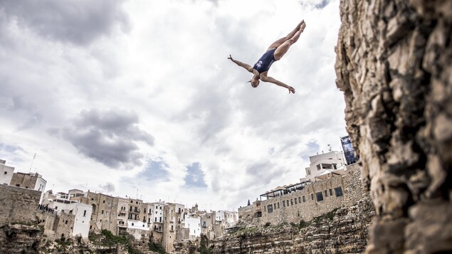 Elle fait des figures dans les airs.