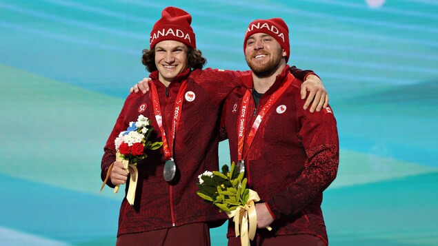 Mac Marcoux et son guide Tristan Rodgers reçoivent leur médaille d'argent.