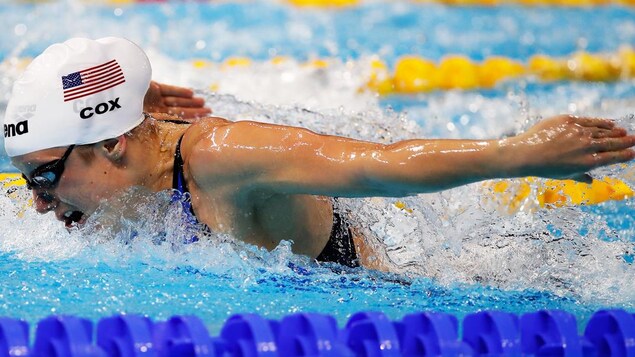 Madisyn Cox nage pendant une compétition de natation.