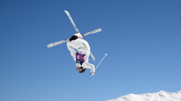 Maïa Schwinghammer exécute un saut lors des Championnats du monde de bosses à Engadine.