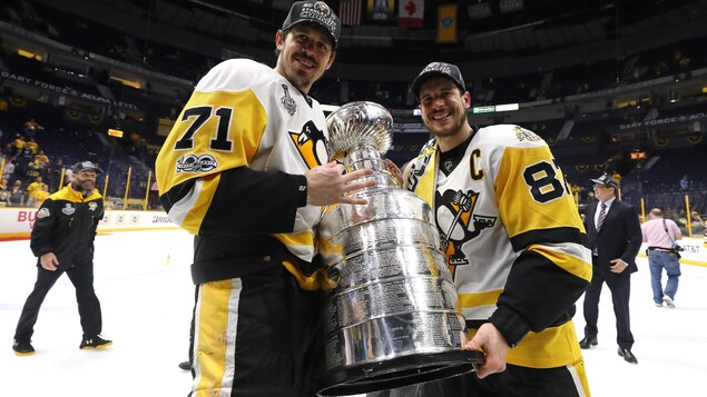 Evgeni Malkin (à gauche) et Sidney Crosby (à droite) Evgeni Malkin (à gauche) et Sidney Crosby (à droite)