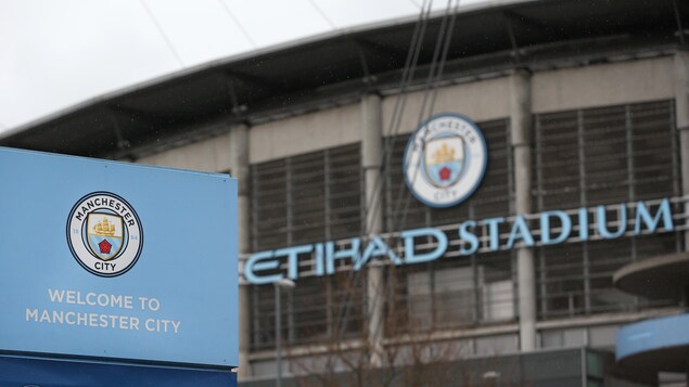 Le devant du stade avec le logo de Manchester City.