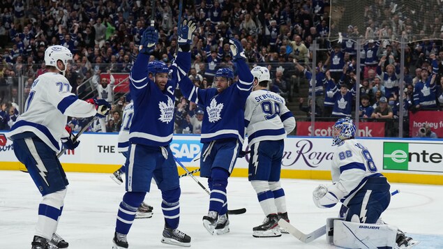 Les Maple Leafs effacent un retard de deux buts et battent le Lightning