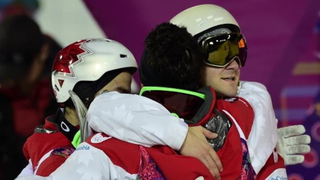 Marc-Antoine Gagnon félicite Alexandre Bilodeau et Mikaël Kingsbury pour leur médaille olympique à Sotchi en 2014. Marc-Antoine Gagnon félicite Alexandre Bilodeau et Mikaël Kingsbury pour leur médaille olympique à Sotchi en 2014.