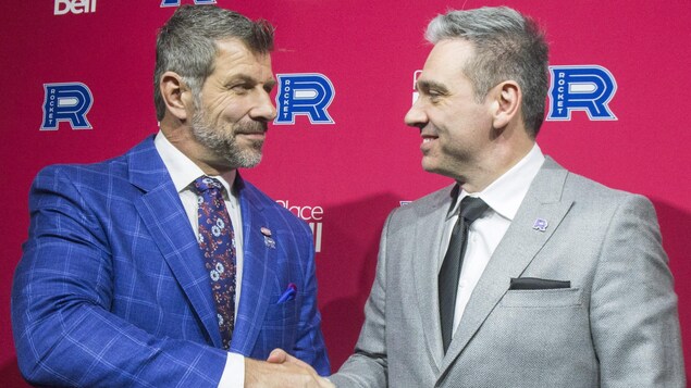 Marc Bergevin et Joël Bouchard se serrent la main