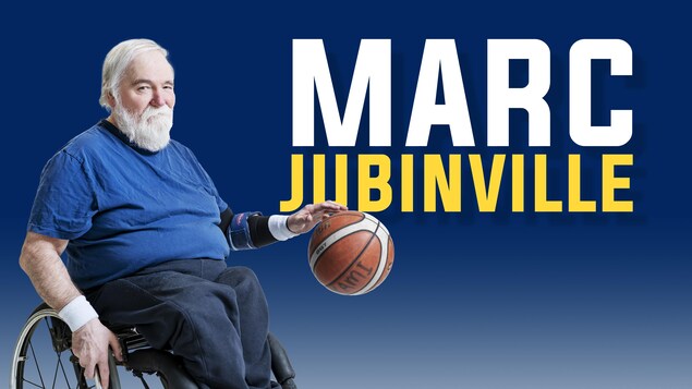 Un joueur de basketball en fauteuil roulant regarde la caméra en dribblant.