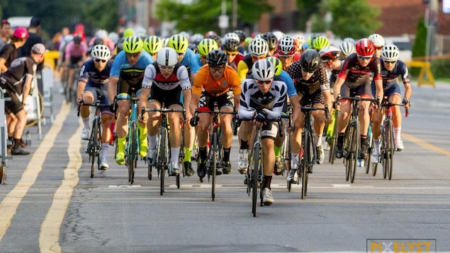 Des cyclistes de la catégorie pro élites, sur la 10e avenue, à Lachine Des cyclistes de la catégorie pro élites, sur la 10e avenue, à Lachine