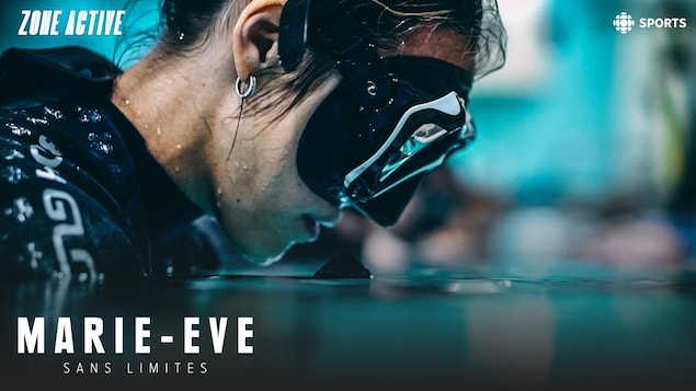 Marie-Eve regarde l'eau avant de commencer une apnée statique.