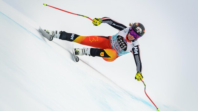 Une skieuse en plein action