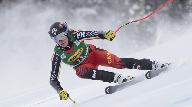 Une skieuse entrain de dévaler une pente lors d'une course.