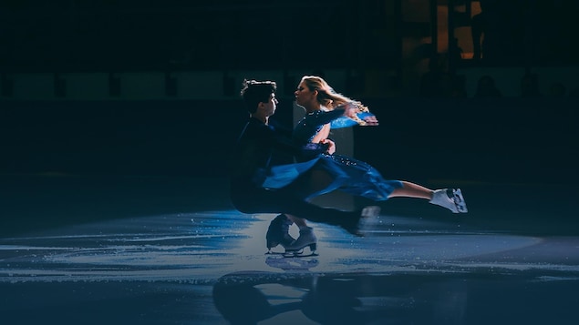 Les danseurs sur glace Marjorie Lajoie et Zachary Lagha se regardent en effectuant une figure.