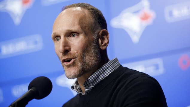 Mark Shapiro s'adresse aux journalistes lors d'une conférence de presse.