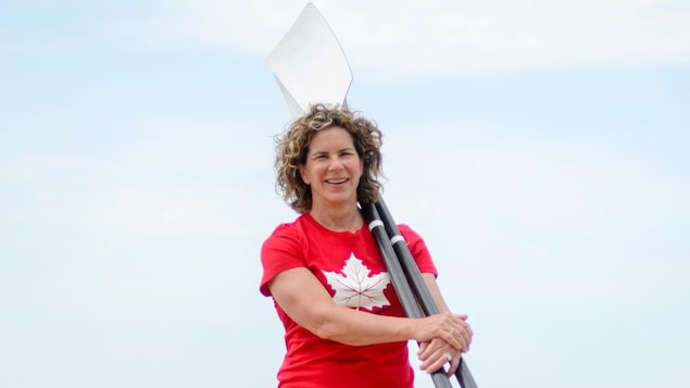 La nouvelle chef de mission du Canada aux Jeux olympiques de Tokyo, Marnie McBeank pose avec deux avirons.