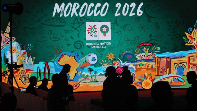 Écran présentant une image aux couleurs de la candidature du Maroc 2026. Écran présentant une image aux couleurs de la candidature du Maroc 2026.