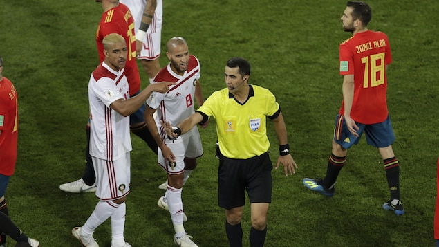 Les joueurs de l'équipe du Maroc discutent avec l'arbitre au cours du match de la Coupe du monde contre l'Espagne le 25 juin, en Russie. Les joueurs de l'équipe du Maroc discutent avec l'arbitre au cours du match de la Coupe du monde contre l'Espagne le 25 juin, en Russie.