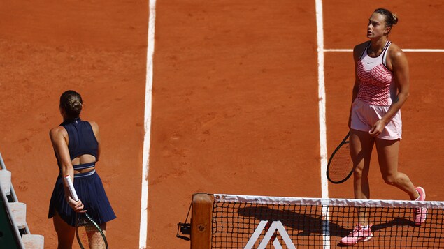 La joueuse de tennis ukrainienne Marta Kostyuk refuse de serrer la main à sa rivale bélarusse Aryna Sabalenka au terme de leur match à Roland-Garros.