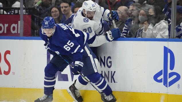Ilya Mikheyev and Nicholas Paul are fighting for the puck.