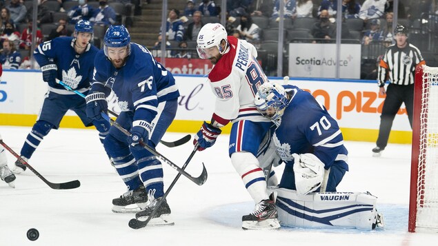 Mathieu Perreault au centre; Gabriel Bourque s’accroche