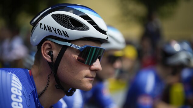 Gros plan du cycliste Mathieu van der Poel, qui porte des lunettes de soleil.